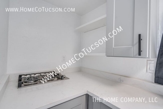 Building Photo - 940 E Florita St