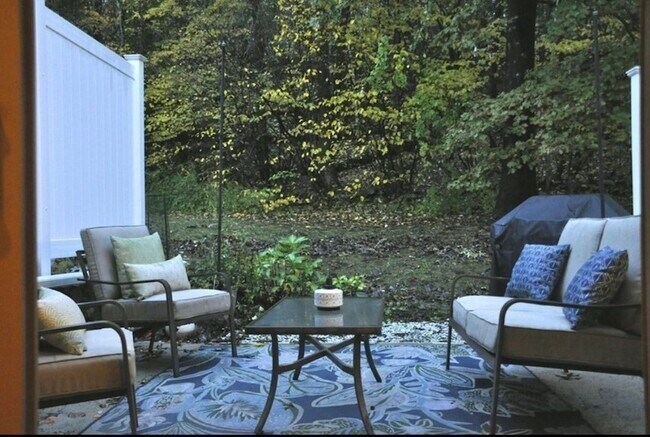 Building Photo - 326 Sterling St