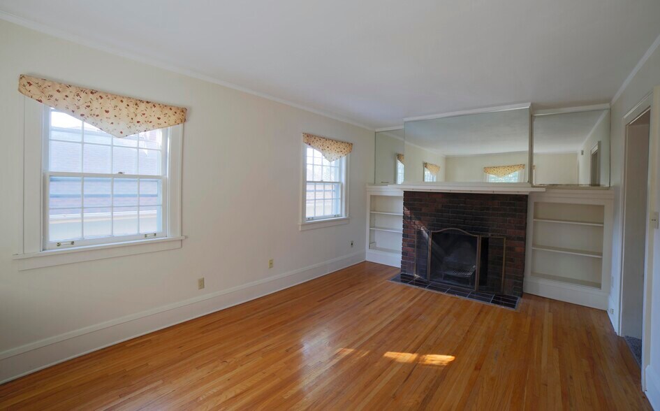 Building Photo - 1849 Saint Clair Ave
