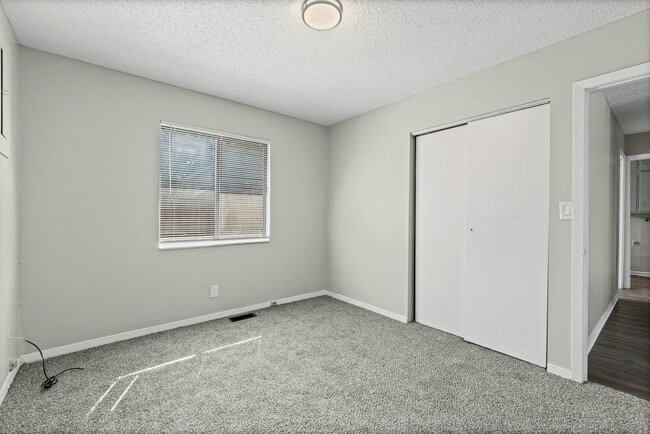 Building Photo - 2900 W 43rd Terrace