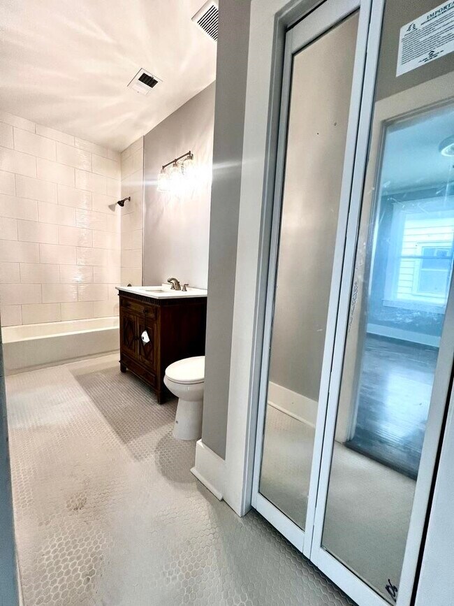 Building Photo - 1052 Faxon Ave