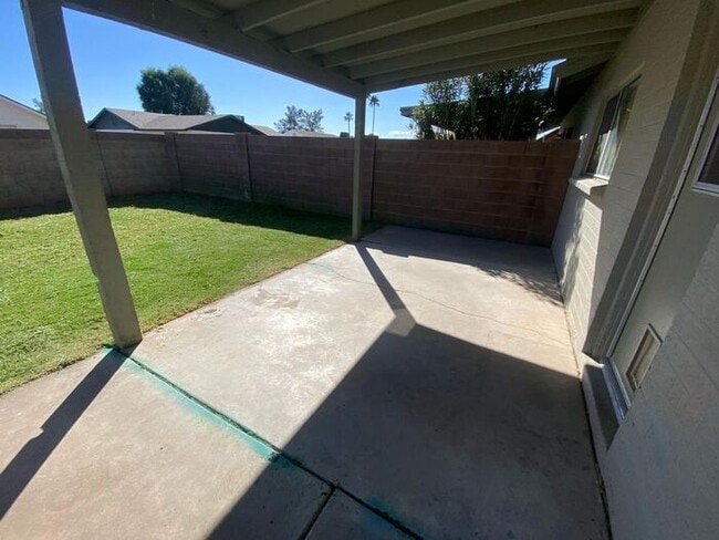 Building Photo - 3221 E Crescent Ave