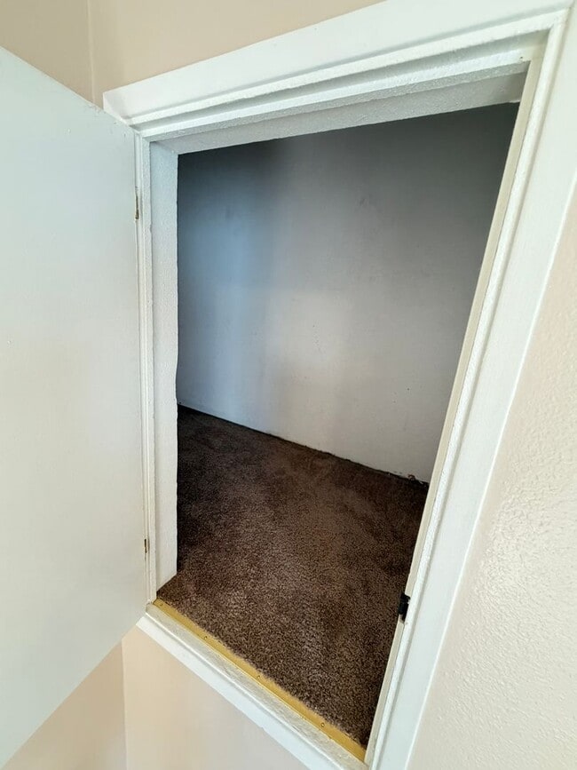 Building Photo - Newly Updated 2 Bedroom!