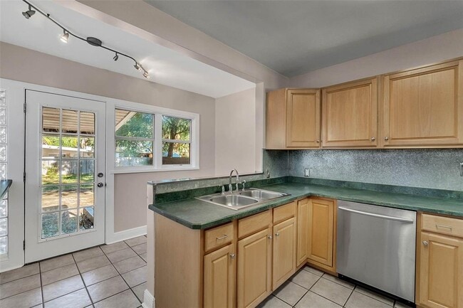 Building Photo - 1505 E Ridgewood St