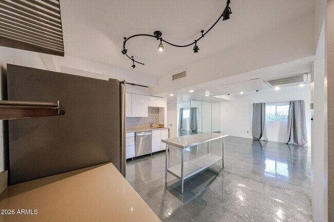 Building Photo - 353 E Thomas Rd