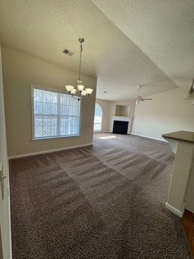 Building Photo - READY TO MOVE IN! 2 Beds 2 Baths!