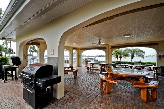 Building Photo - 4650 Cove Cir