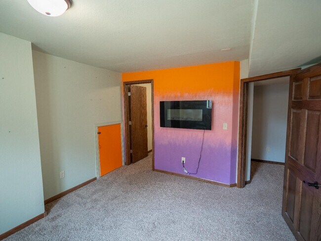 Building Photo - 1212 W 10th St