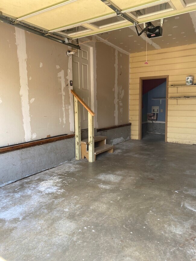 Building Photo - 704 Country Club Rd