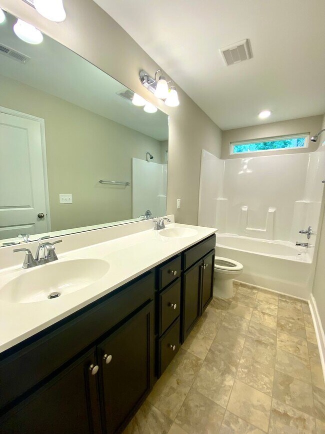 Building Photo - Well maintained Townhome in Piney Green!