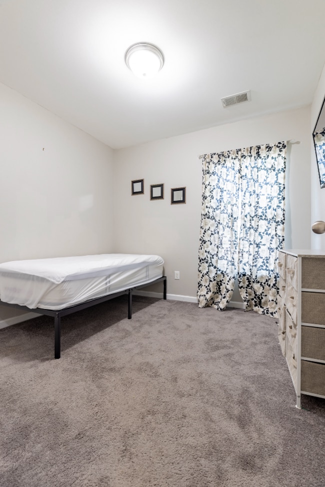 Building Photo - Updated 3BR Townhouse with Kitchen Island & Walk-In Closets