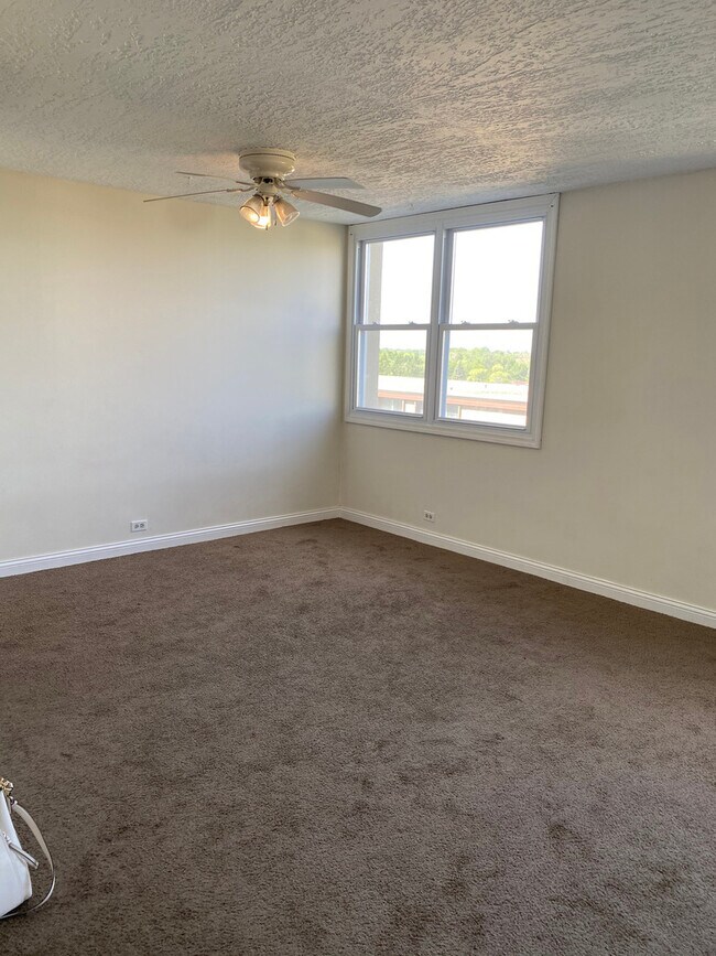 Building Photo - 4300 W Ford City Dr
