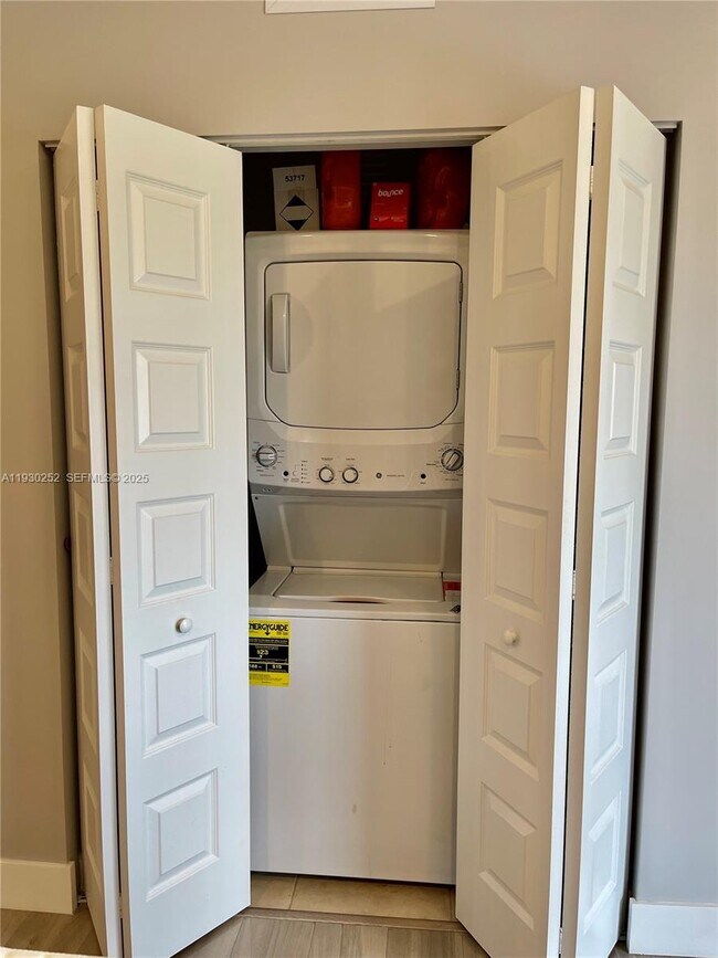 Building Photo - 7825 NW 104th Ave