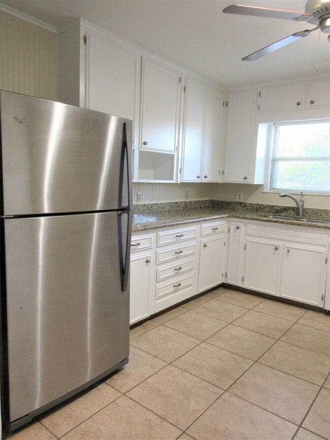Building Photo - Adorable 2-bedroom/1-bath Duplex in Rosedale