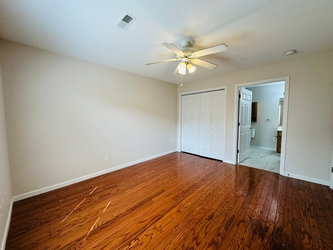 Building Photo - 2BR Condo with Garage | Vaulted Ceilings | Real Hardwood Floors | Gas Fireplace | Near UT & Downt...