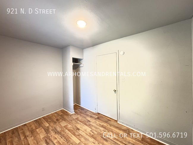 Building Photo - 921 N Dakota Ave