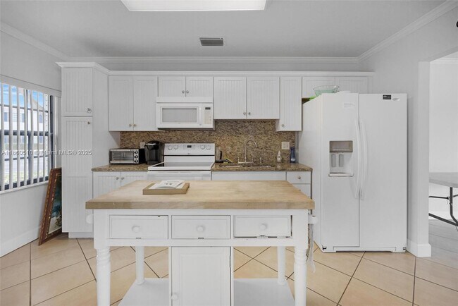 Building Photo - 130 Cypress Club Dr