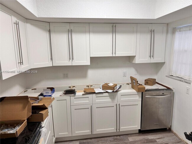 Building Photo - 2461 SW 82nd Ave