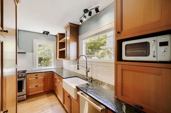 Building Photo - Capitol Hill View Home
