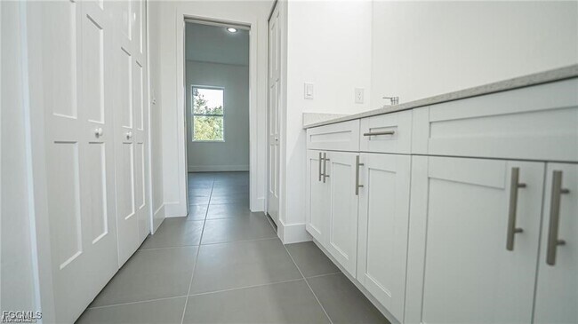 Building Photo - 744 Clancy St E