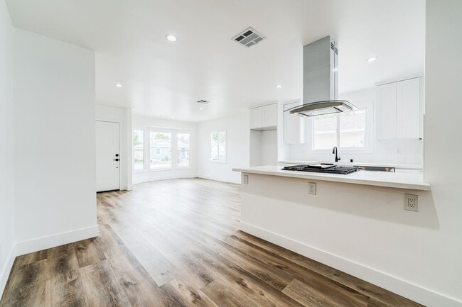 Building Photo - 7020 Schroll St