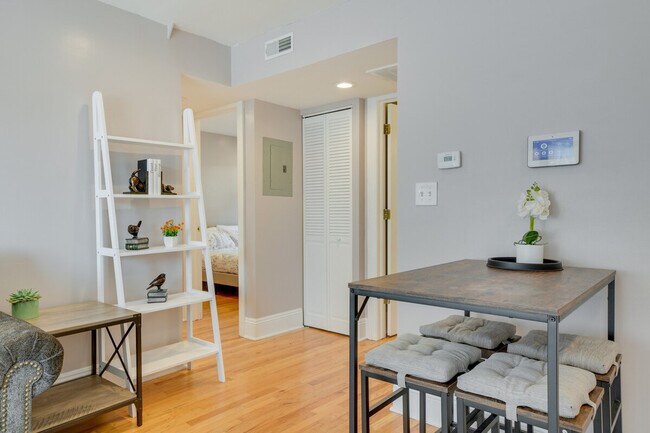 Building Photo - 7425 N Sheridan Rd