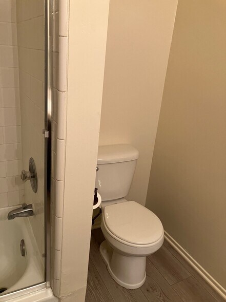 Full Bath (toilet) - 2514 14th Ave