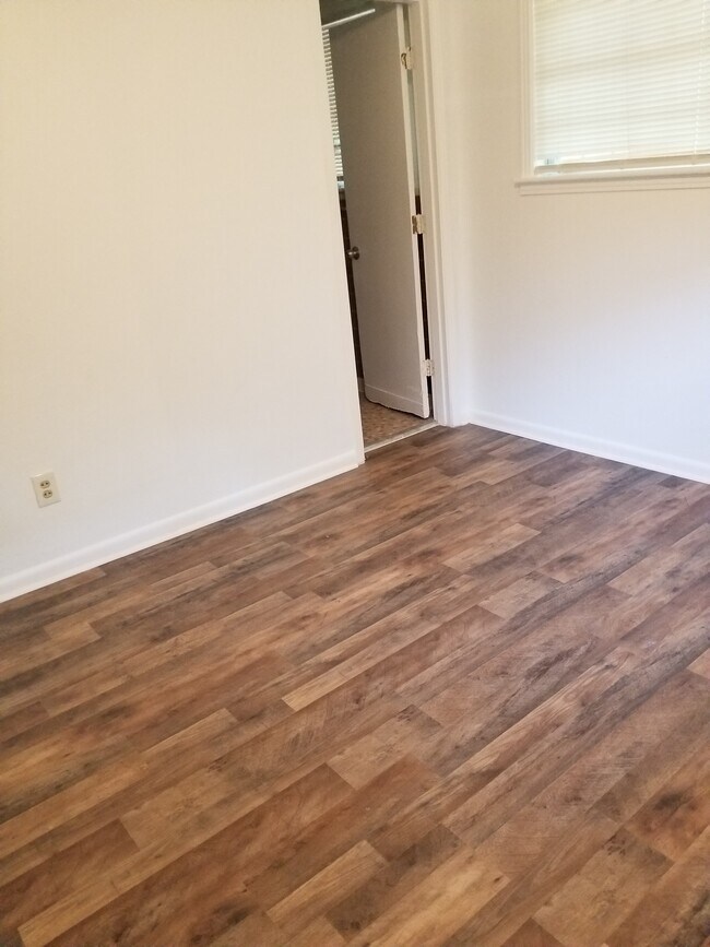 Building Photo - 3144 Woodville Cir