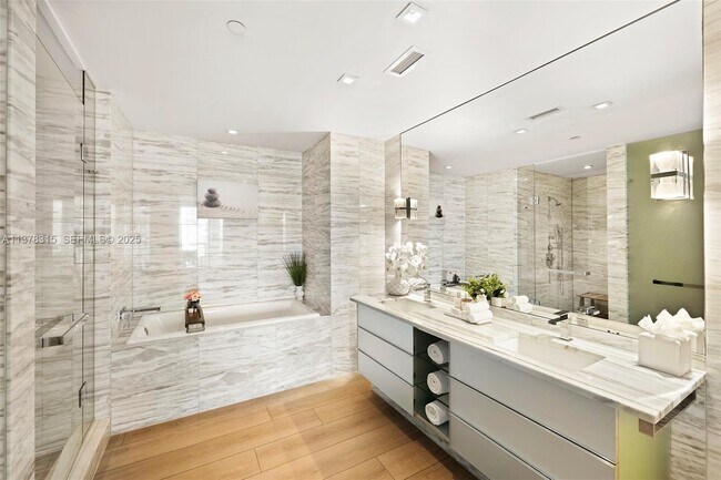 Building Photo - 2201 Collins Ave