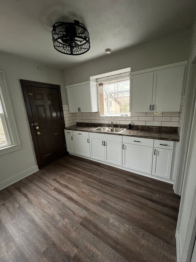 Building Photo - 3 Bedroom Single Family