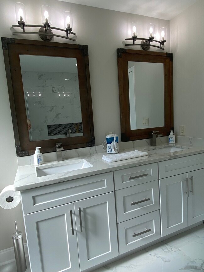 Bathroom #1 - 809 Braselton Hwy