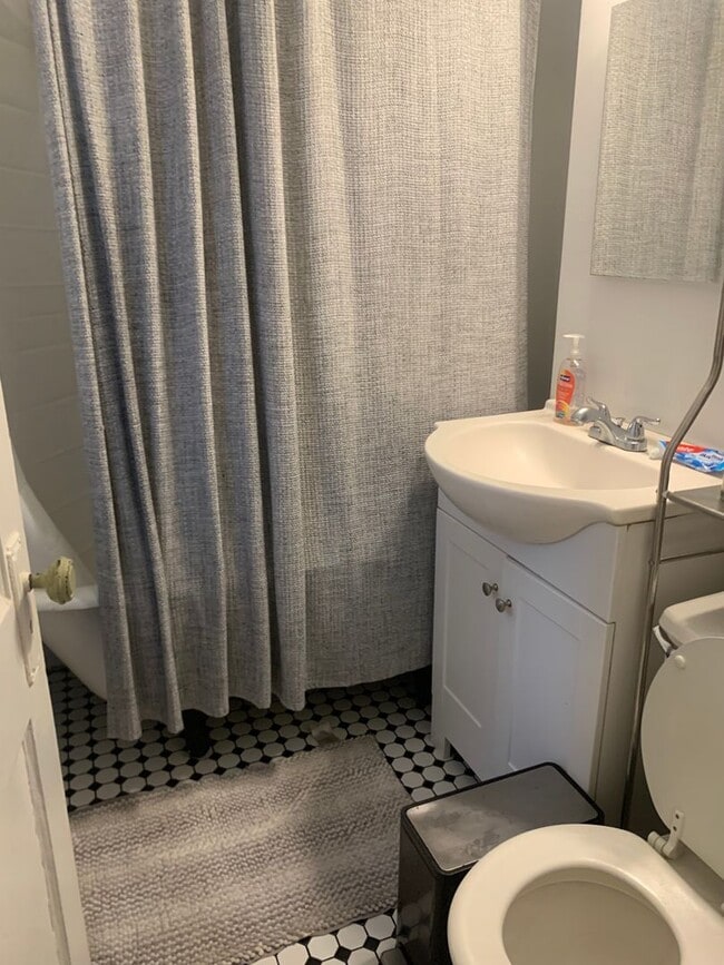 Building Photo - Nicely renovated 1 bed unit in a prime location in Allston!