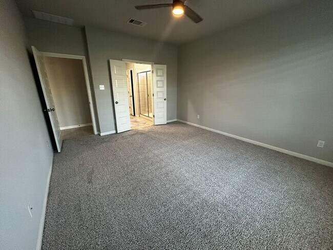 Building Photo - 3BR/2BA single-family home with fenced yard and attached garage in Jarrell, TX.