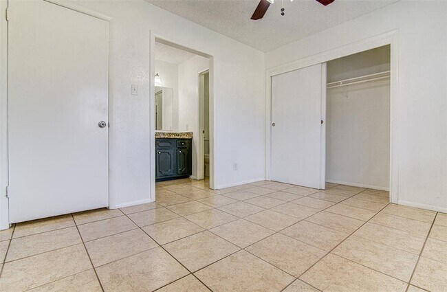 Building Photo - 1203 Westcott Dr