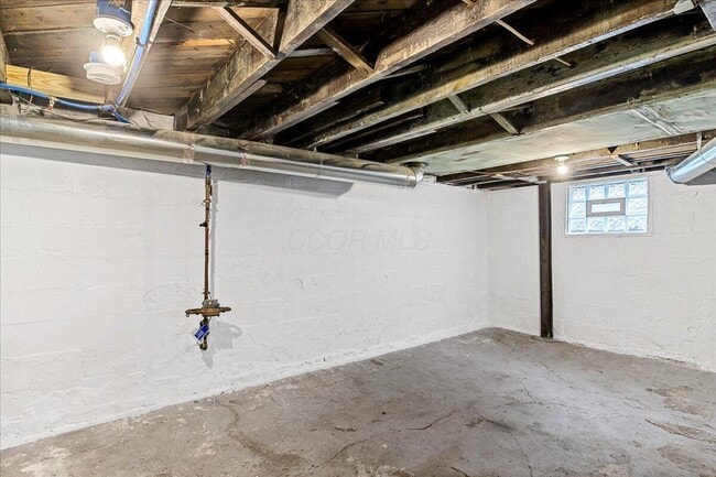 Building Photo - 866 E Starr Ave