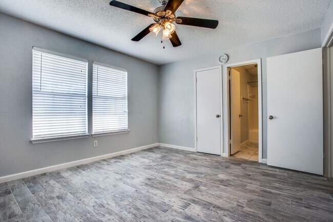 Building Photo - 2-Bedroom Condo in Garland - Private Patio...