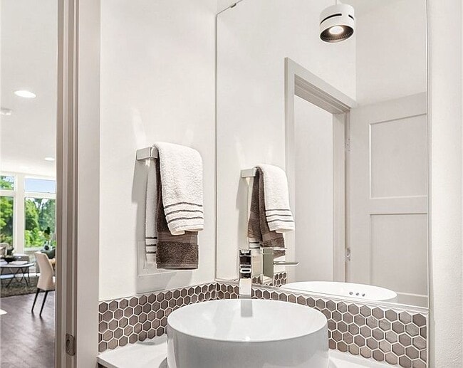 Building Photo - 1631 S King St