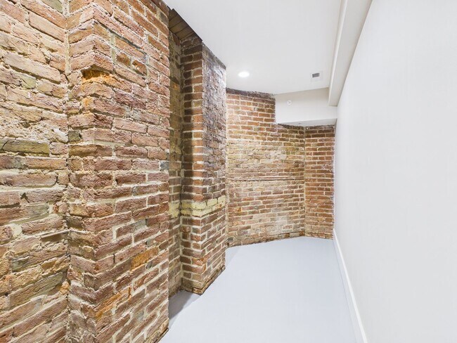 Building Photo - 7 E Franklin St