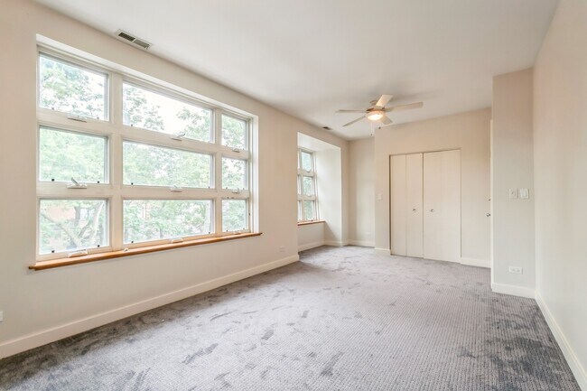 Building Photo - 7209 N Oakley Ave
