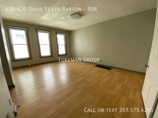 Building Photo - 428-430 Davis St Lee Barton-908