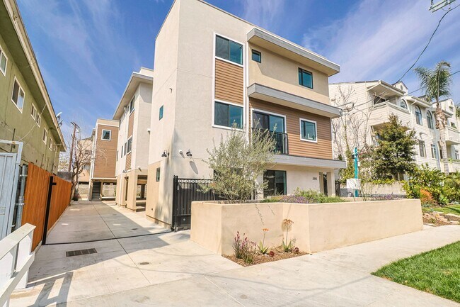 Building Photo - Newly built 4 bed/4 bath townhome in a 6-u...