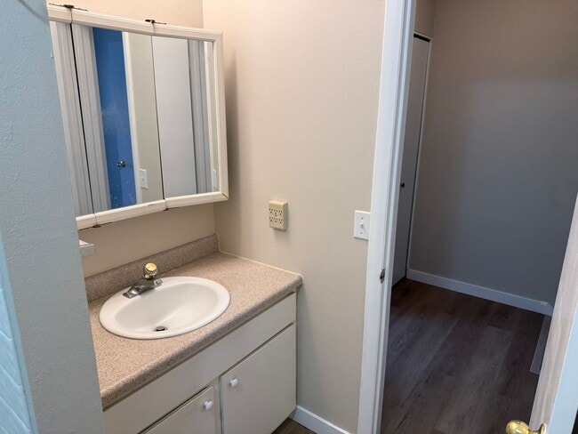 Building Photo - Spacious 2-bed, 1.5-bath Townhouse-Delivers Comfort & Convenience