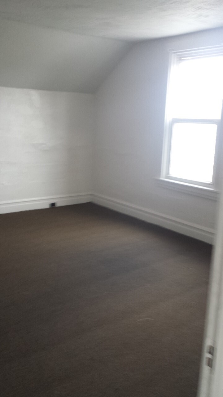 Master or Largest Bedroom - 70 Glenbury St
