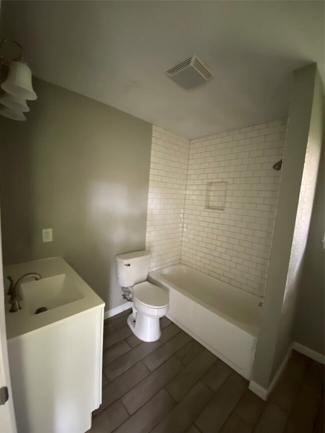 Building Photo - 612 N Avenue B