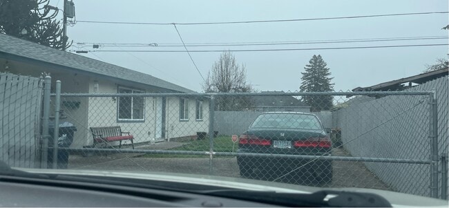 Building Photo - 355 Maple St