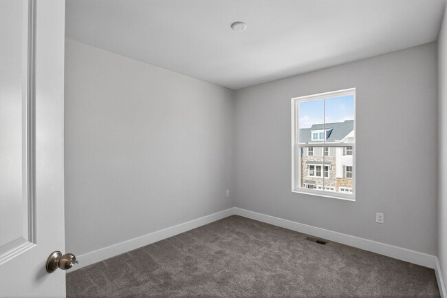 Building Photo - 5527 Aberdeen Pl