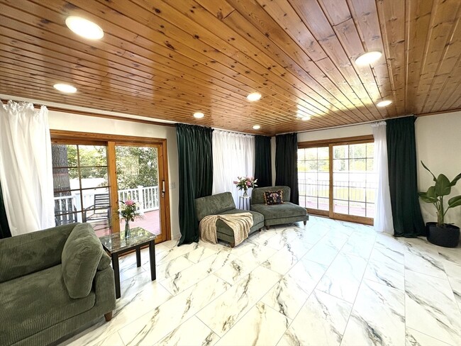 Building Photo - 2 Pat Dr