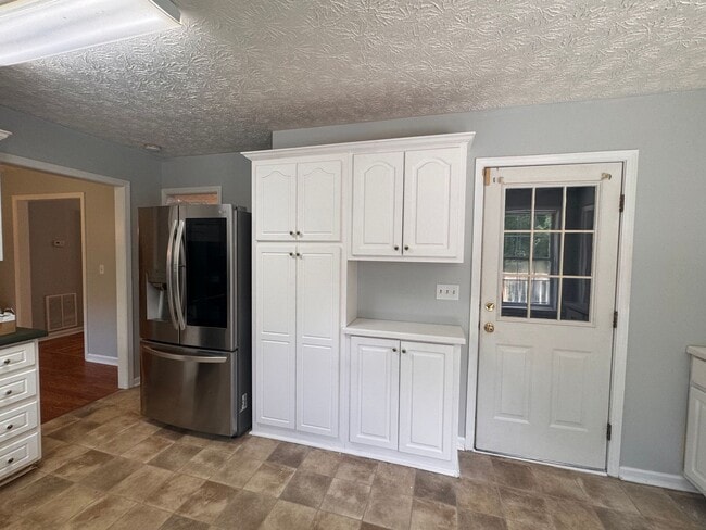 Building Photo - Beautiful 3BR Home for Rent in Toccoa, GA with Fenced Yard & 2-Car Garage