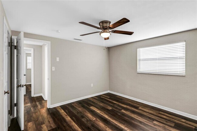 Building Photo - 1415 Classic Dr