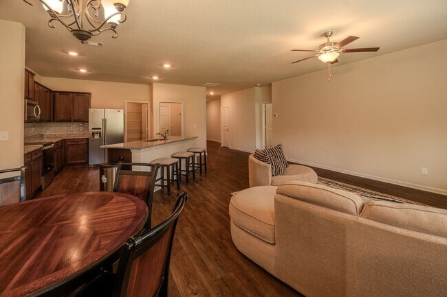 Building Photo - Move-In Ready 3BR Home | $2,100 with Lawncare or $2,000 Tenant Maintained